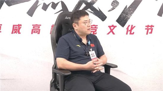 图(tú)注：王哲老师接受采访