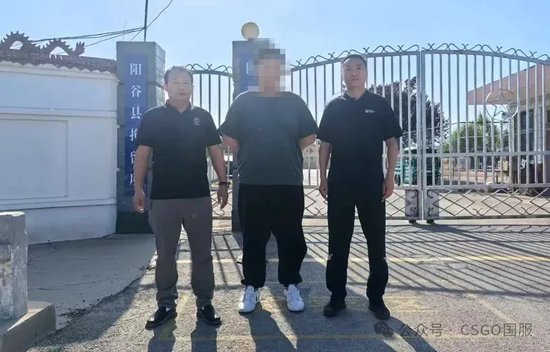 嫌疑人甲(居中)在阳谷县看守所