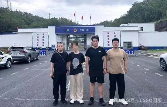 嫌疑人乙(左二)在惠城区分局执法办案管理中心
