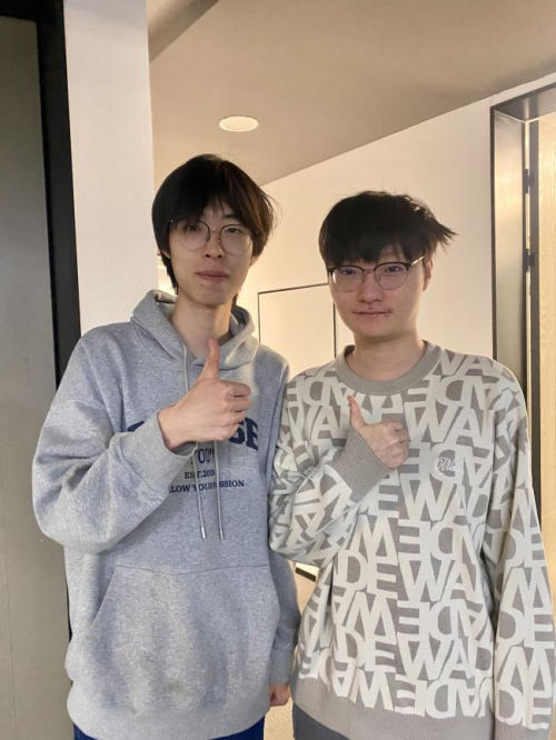 图为 左Morningcalm与右2019世界冠军(jūn)FMVP Tian合(hé)影(yǐng)